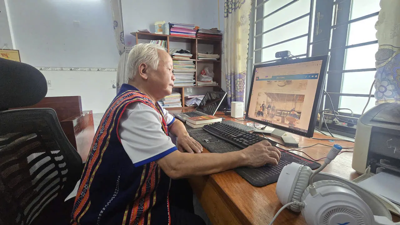 Nghệ nhân Ưu tú Yang Danh vẫn đều đặn gõ bàn phím viết về văn hóa Ba Na Kriêm
