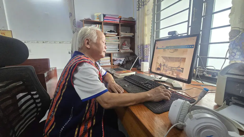 Nghệ nhân Ưu tú Yang Danh vẫn đều đặn gõ bàn phím viết về văn hóa Ba Na Kriêm