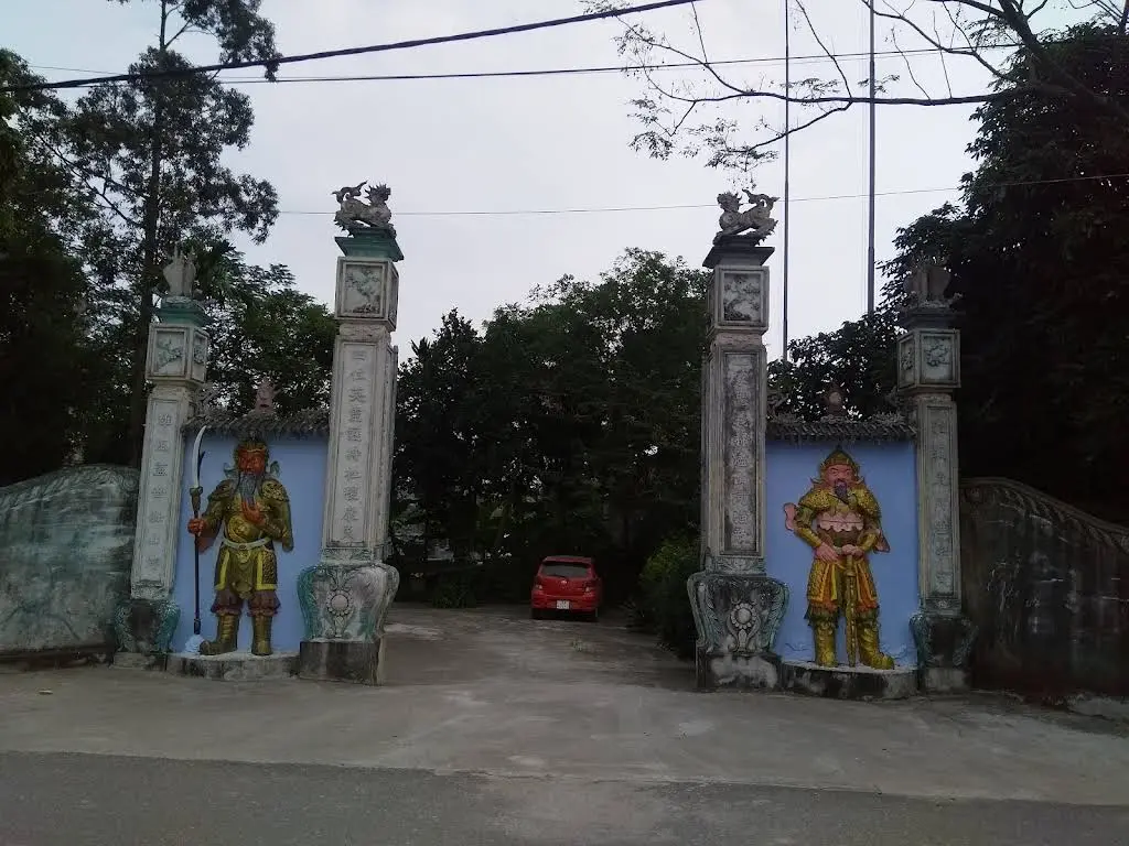 Cảnh quan bên ngoài di tích Đình Võ Lao (Đinh Thượng)