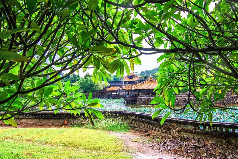 Khung cảnh xung quanh Lăng Tự Đức