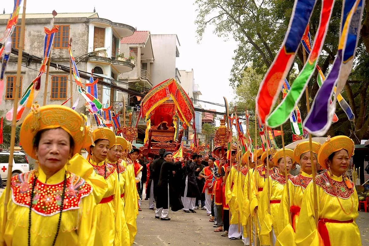 Lễ Hội Chùa Thầy ở giai đoạn bưng lễ vào bên trong trong chùa