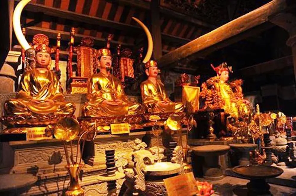 Điện thờ các vị vua thời Trần bên trong chính điện Đền Thái Vi