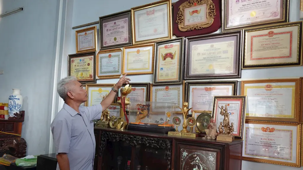 Những giải thưởng mà nghệ nhân Nguyễn Bá Châu đạt được sau hàng chục năm gắn bó với nghề đúc trống đồng