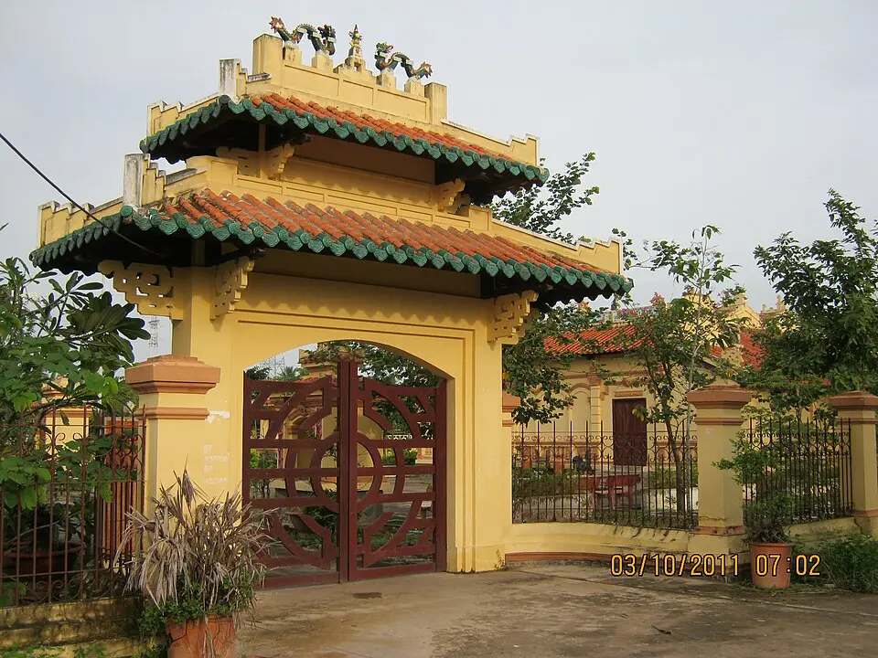 Cổng phụ Đình Tân Hoa