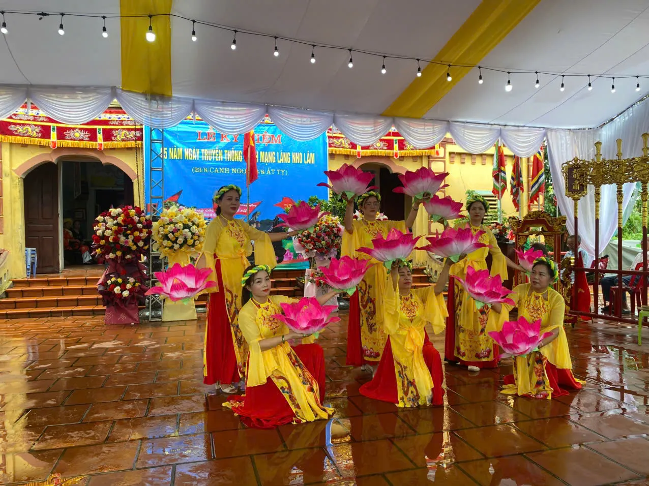 Văn nghệ tại Hội đình Nho Lâm