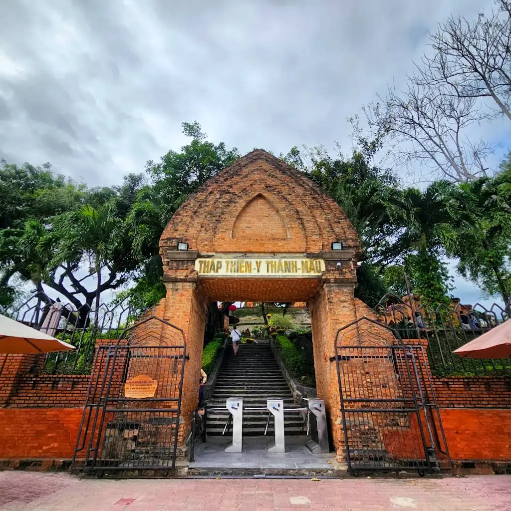 Cảnh quan kiến trúc di tích Tháp Po Nagar