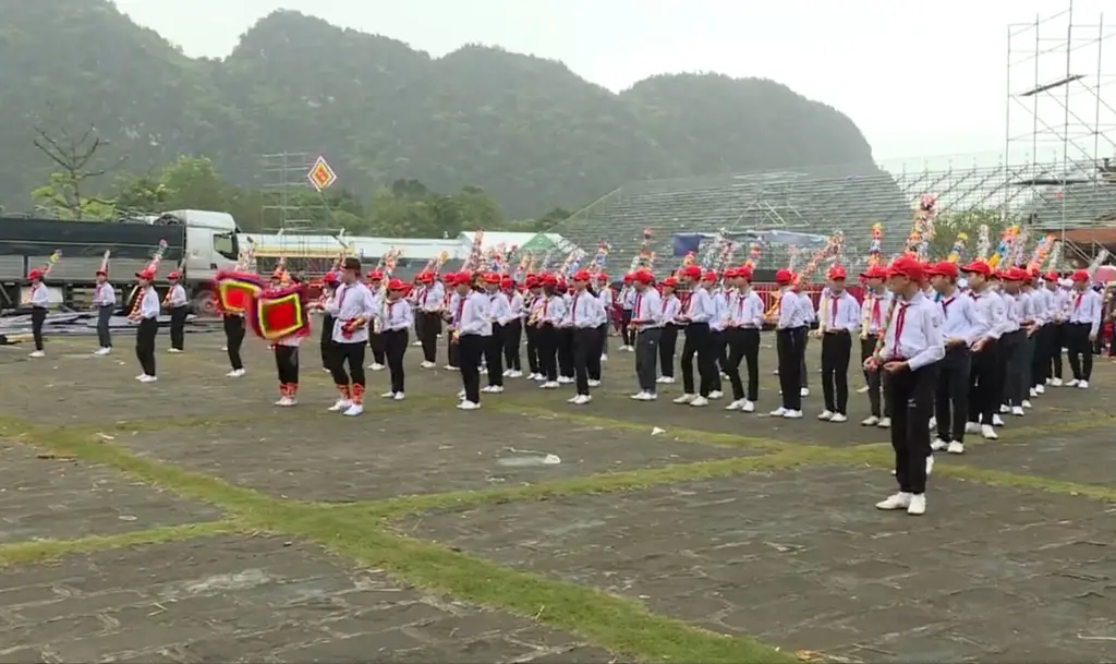Biểu diễn Cờ lau tập trận của các em học sinh Lễ hội Hoa Lư