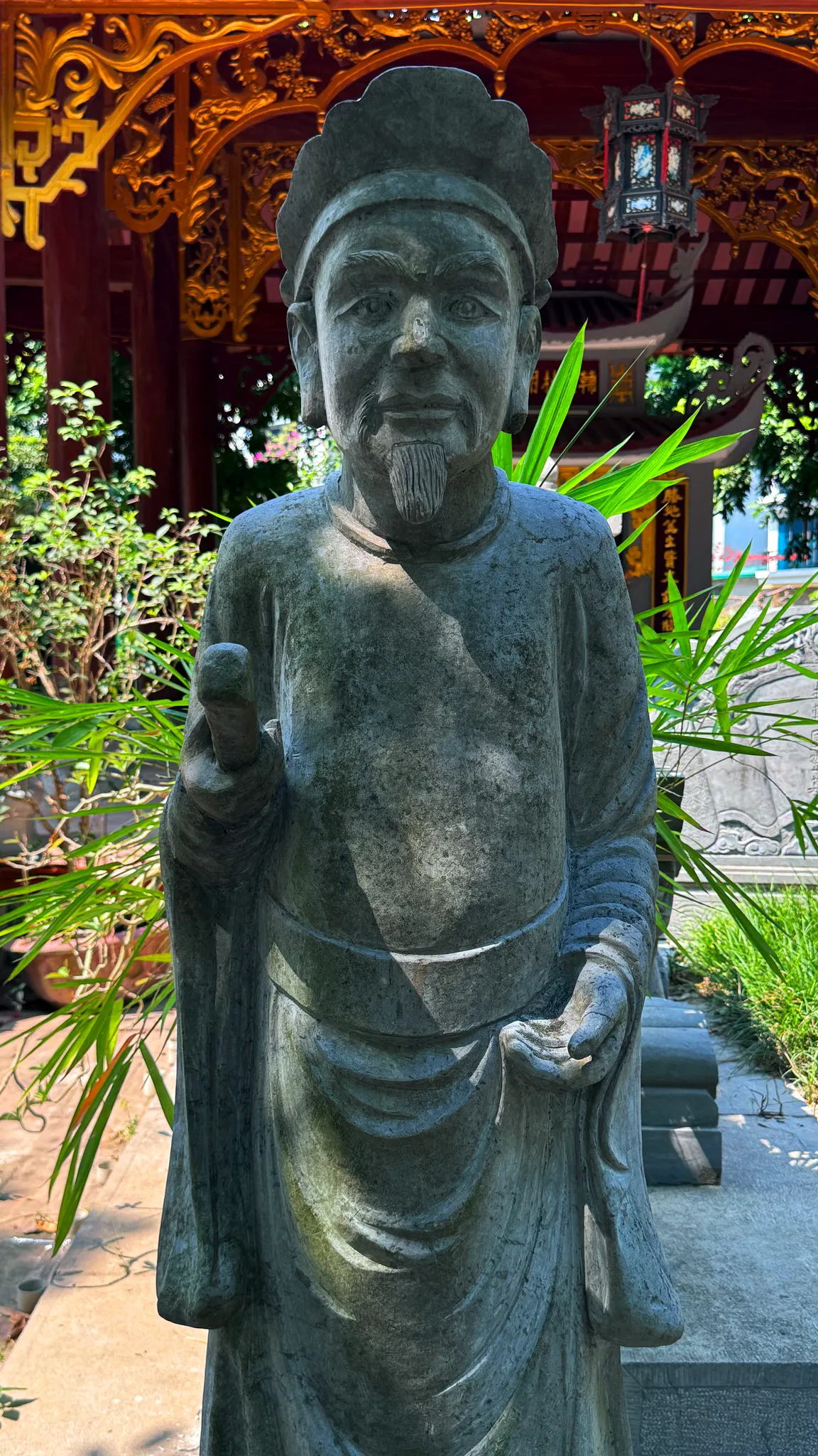 Tượng quan hầu trước mộ Đức thánh làng Hậu Ái