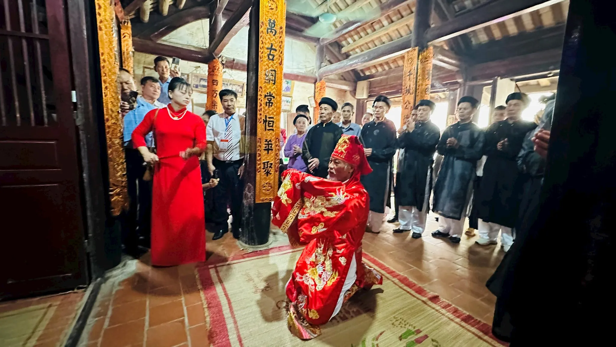 Vị chủ tế thực hiện nghi thức báo cáo các bậc tiền nhân tại Lễ hội đình Hùng Lô