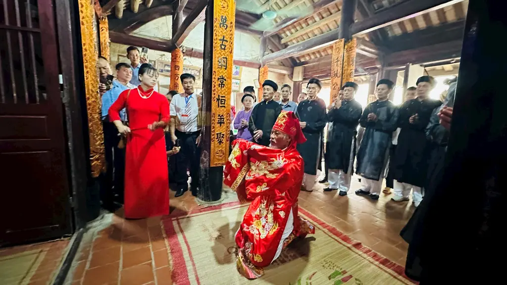 Vị chủ tế thực hiện nghi thức báo cáo các bậc tiền nhân tại Lễ hội đình Hùng Lô
