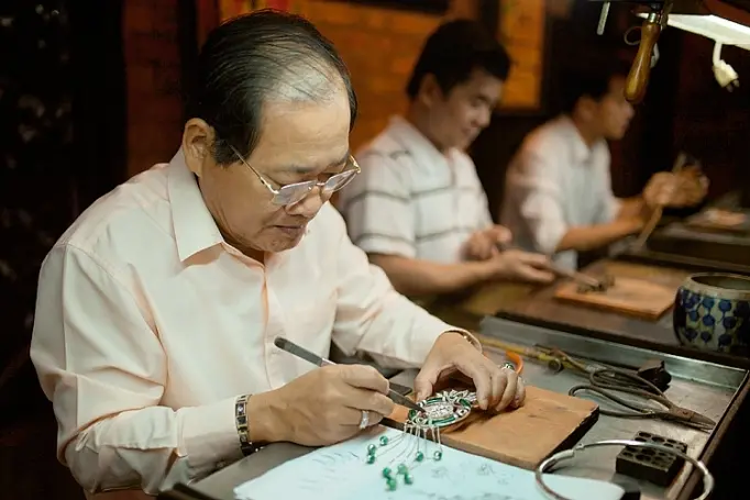 Nghệ nhân Trần Duy Mong miệt mài chế tác