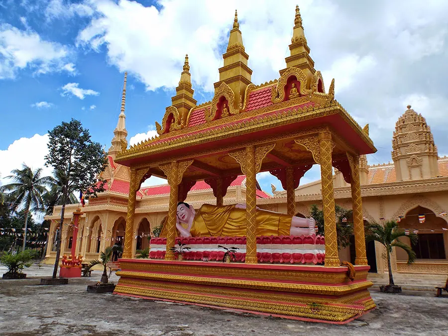 Tượng Phật nằm tại Chùa Cỏ Thum