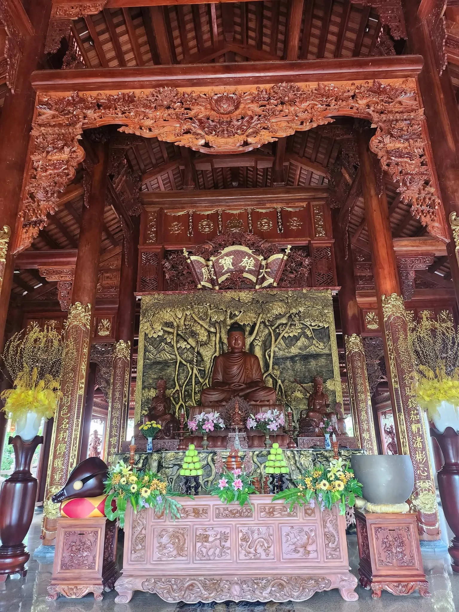 Ban thờ bên trong Chùa Phổ Giác