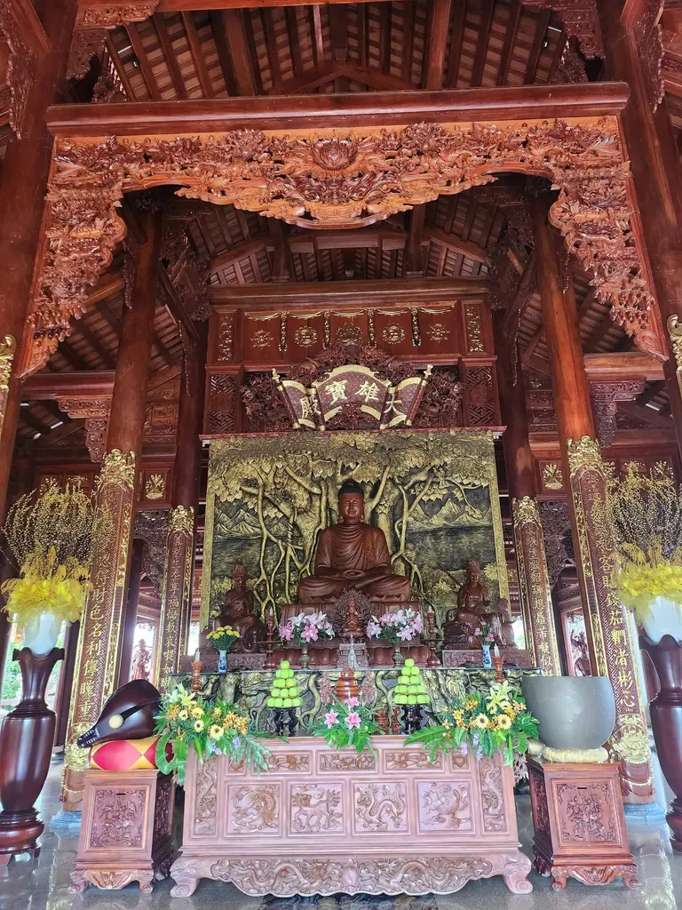 Ban thờ bên trong Chùa Phổ Giác