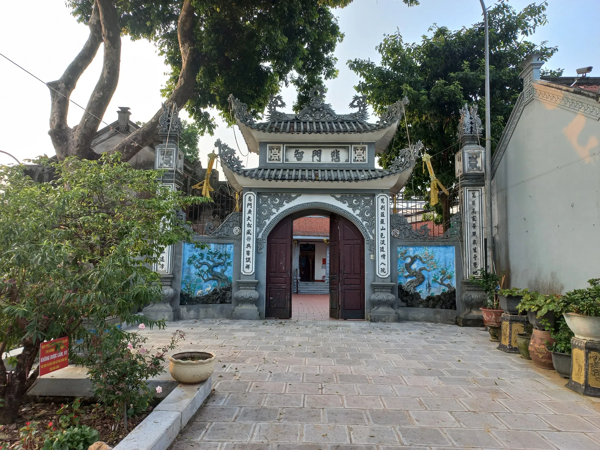 Nghi môn phía sau chùa Trăm Gian