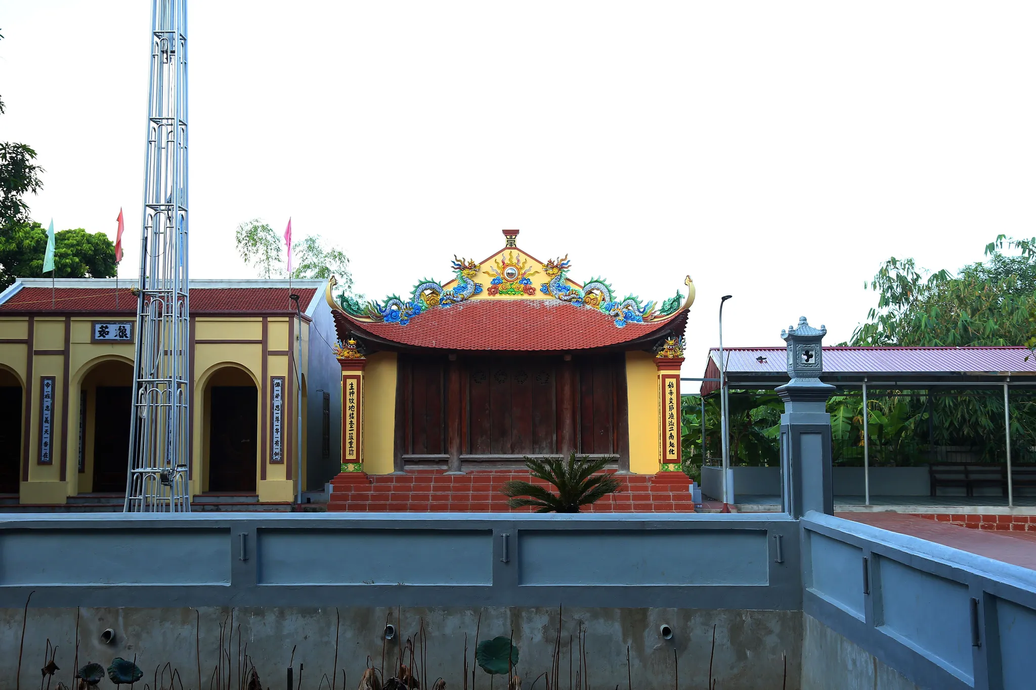 Không gian cảnh quan bên ngoài đình Nhự Nương