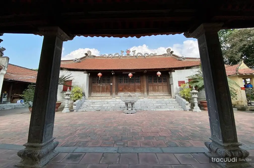 Không gian cảnh quan chính điện Đình Phúc Xá Bắc Biên