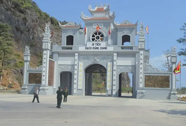 Cảnh quan bên ngoài Quần Thể Di Tích - Danh Thắng Tràng Kênh