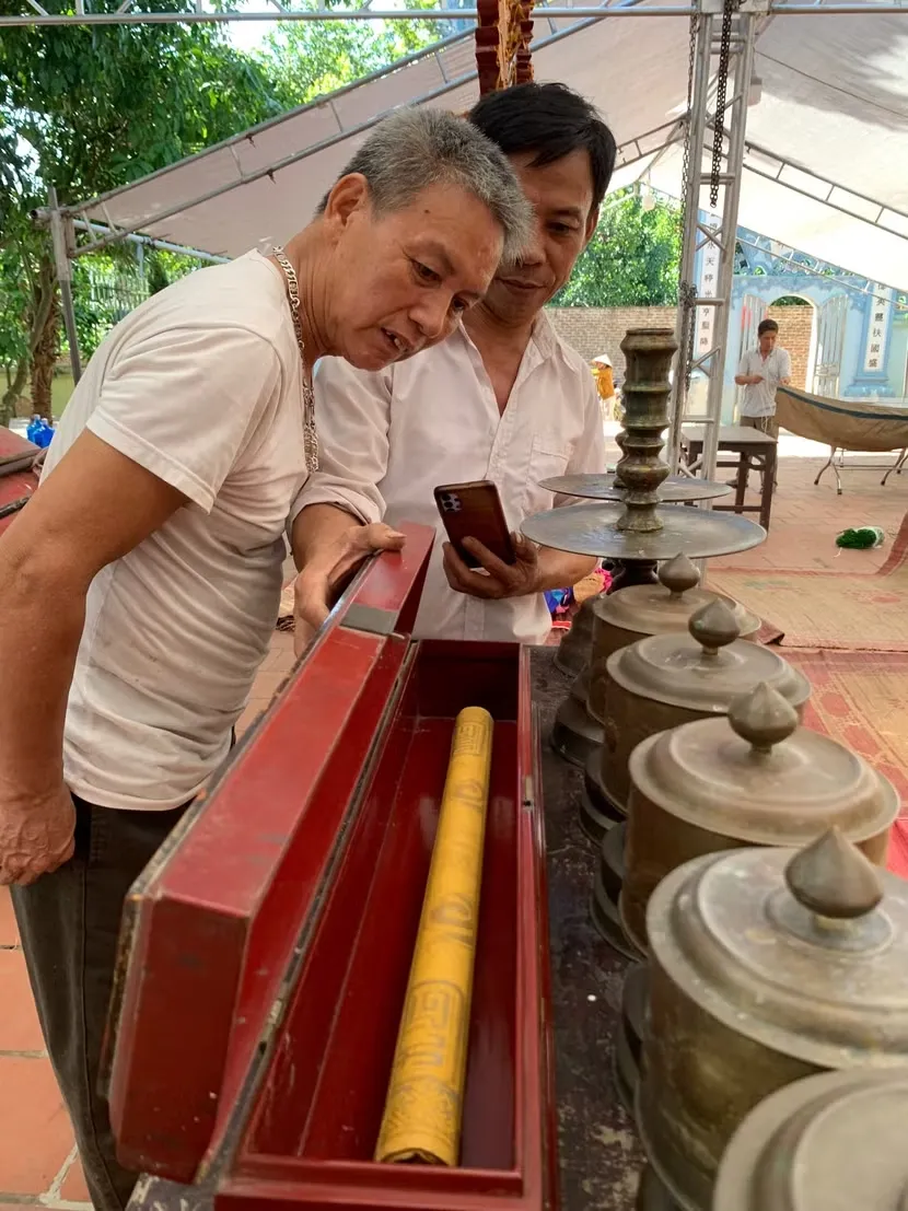 Người dân ngắm nhìn đạo sắc phong tại Quán Vật Đồng Nanh