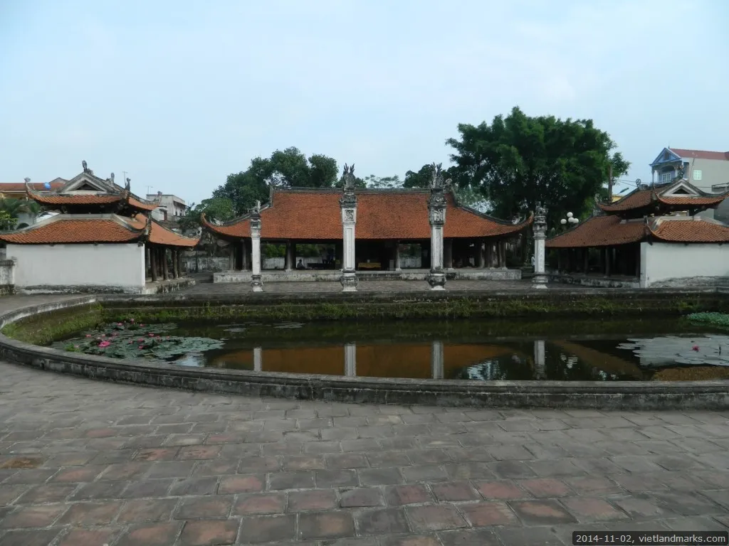 Hồ bán nguyệt phía trước Đình Tây Đằng