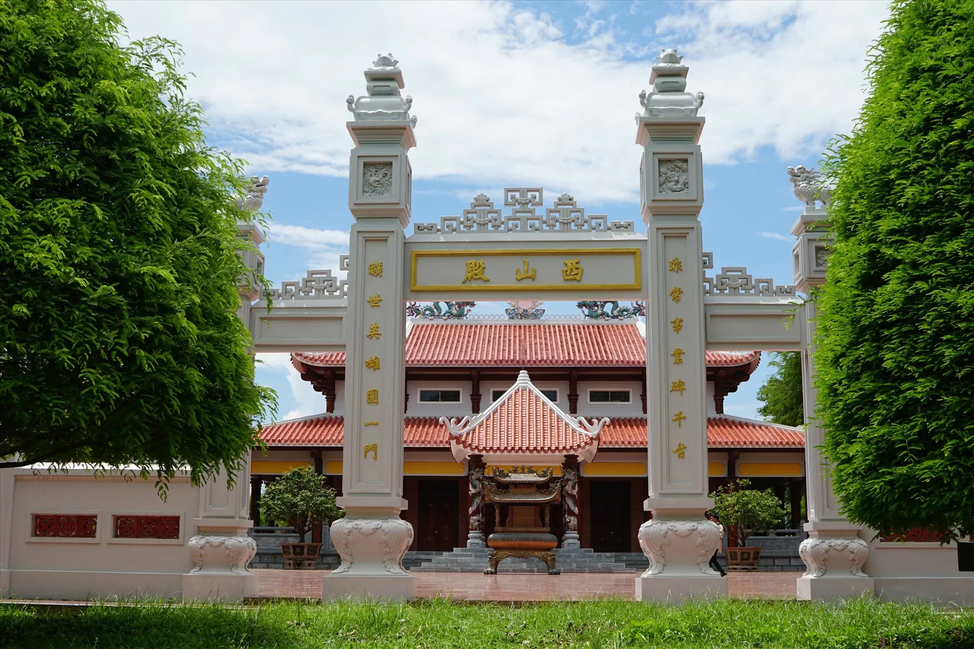 Tam quan cổng Đền thờ Tây Sơn Tam Kiệt