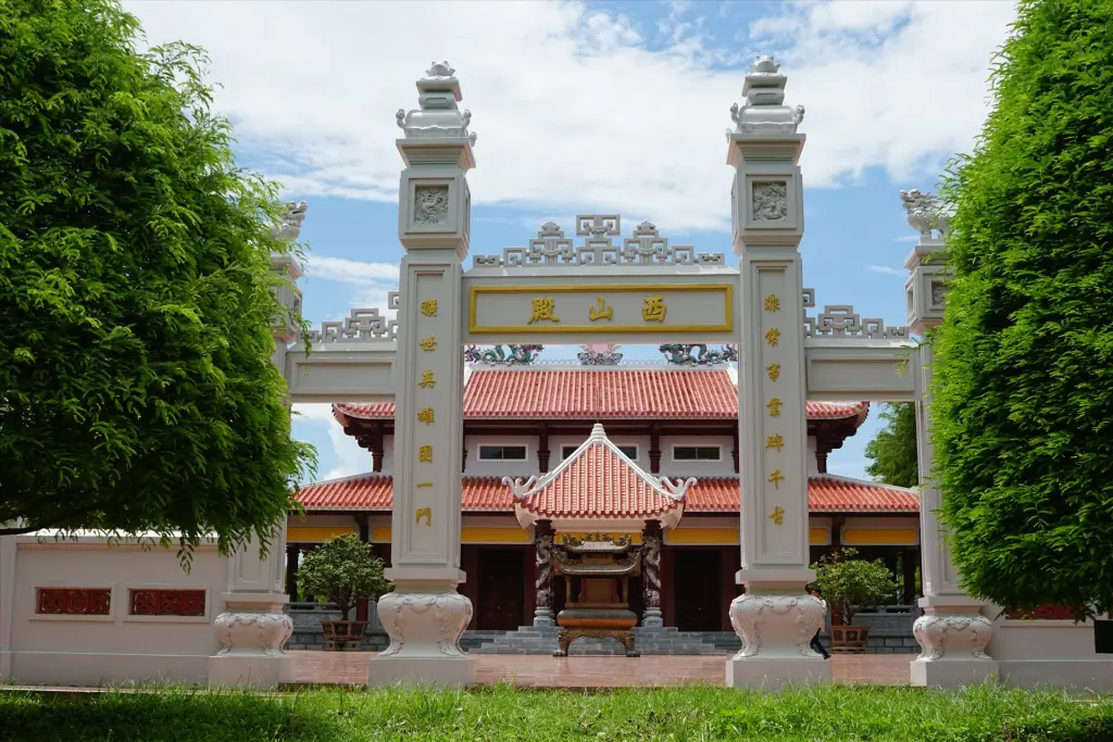 Tam quan cổng Đền thờ Tây Sơn Tam Kiệt