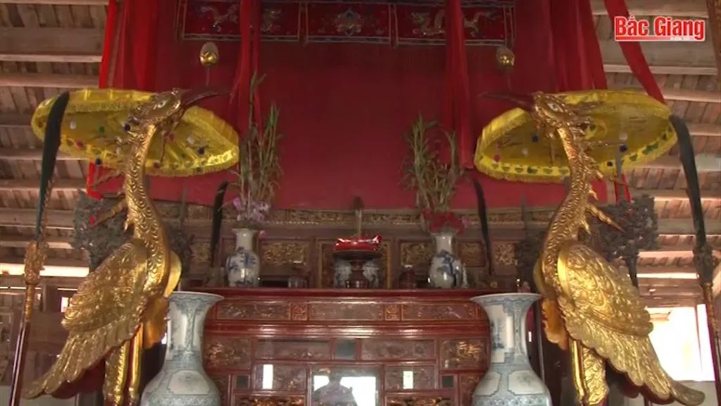 Ban thờ bên trong Đình Hương Câu