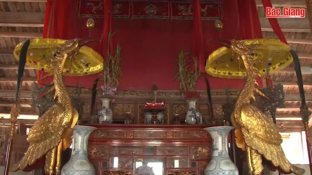 Ban thờ bên trong Đình Hương Câu