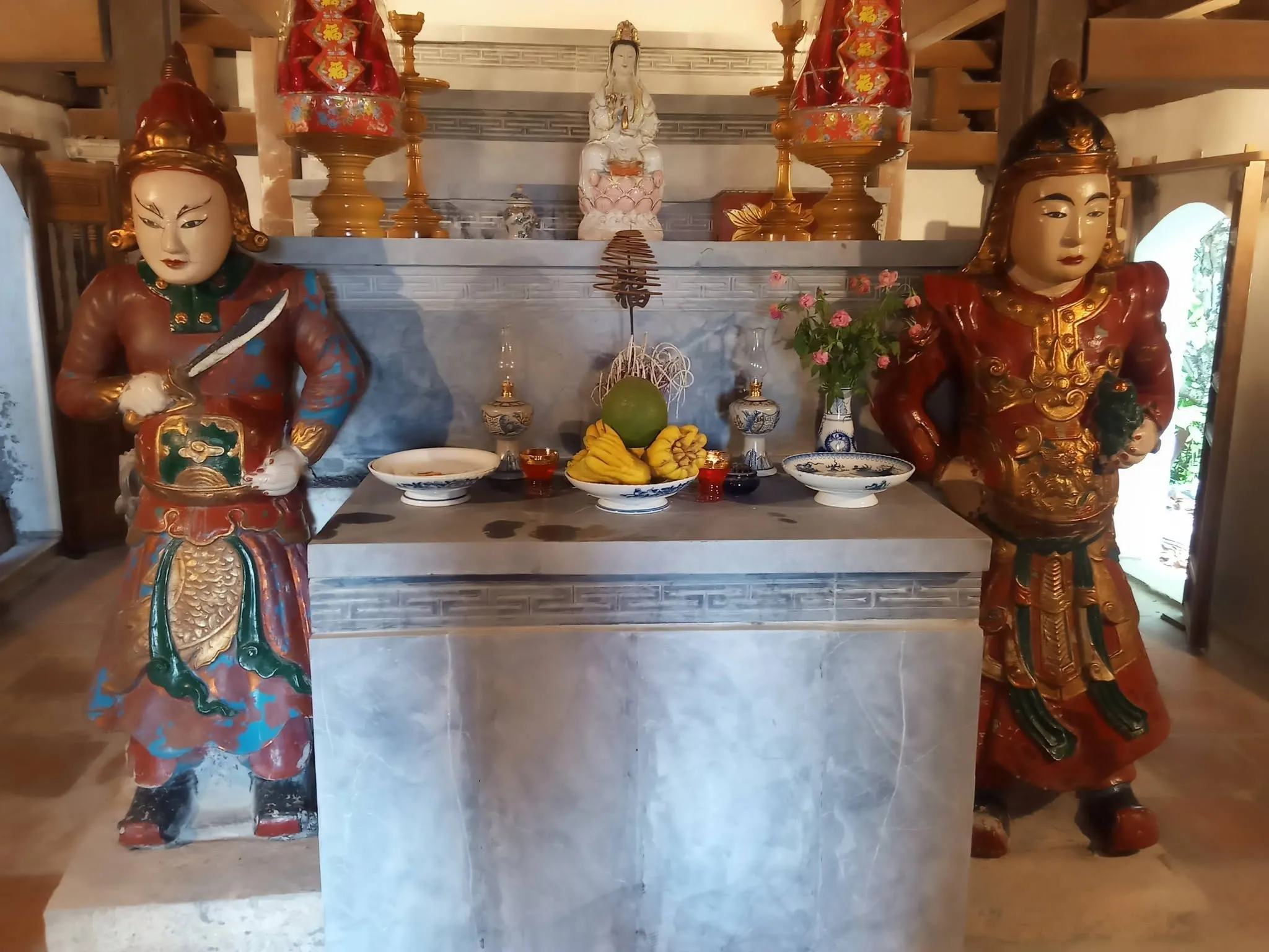 Tượng Hộ Pháp bằng đá phủ sơn trong chùa Vô Vi.