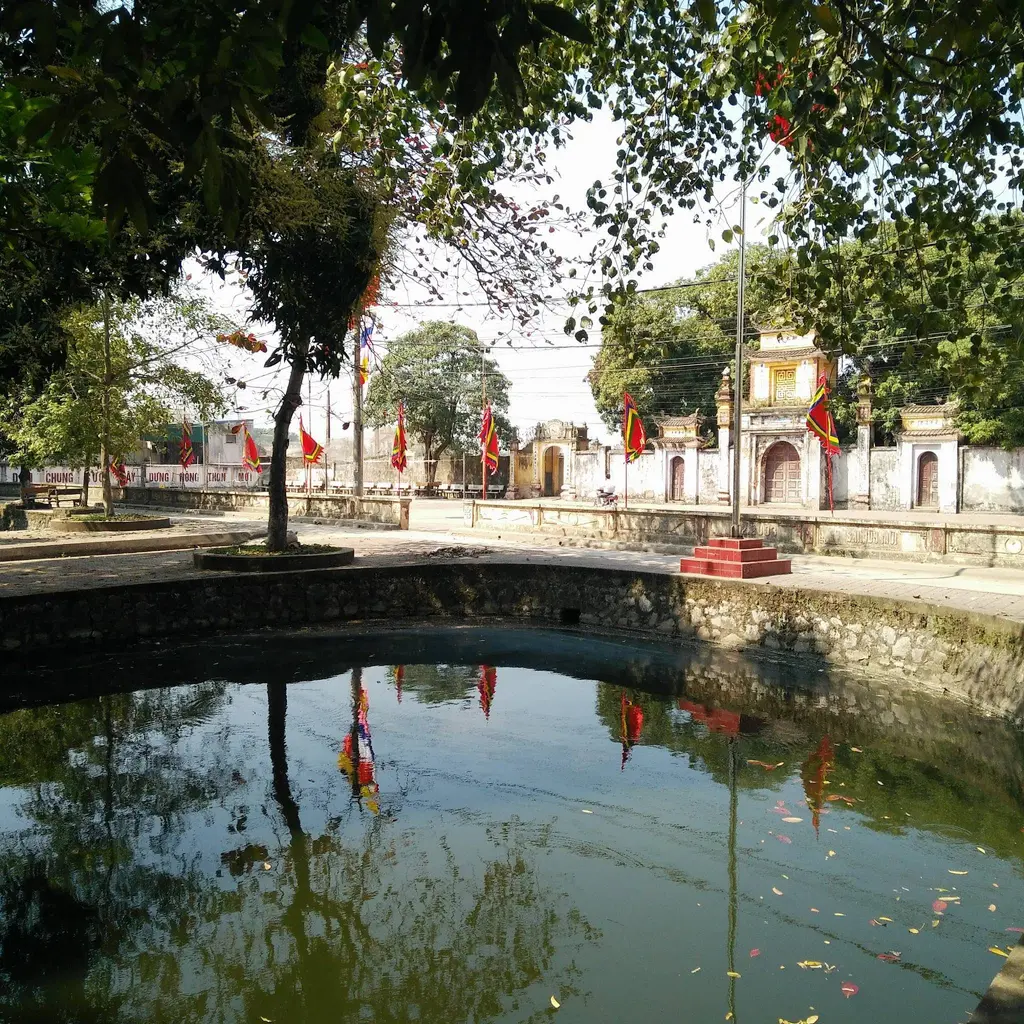 Hồ trước đình Bình Vọng
