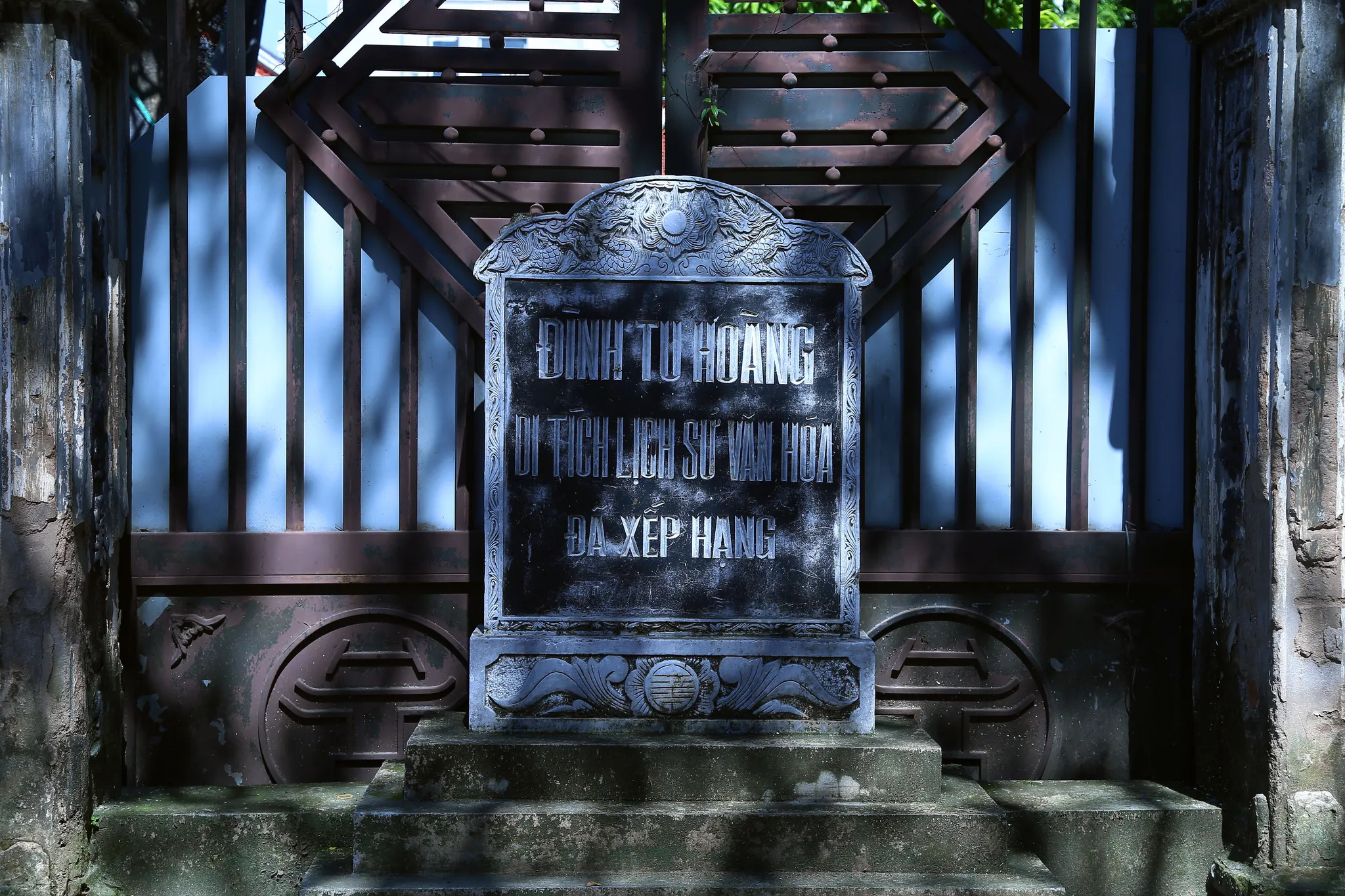 Bia tên di tích đình Tu Hoàng