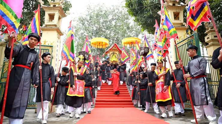 Đoàn rước nghênh giá văn về đền tại Lễ rước xuân làng Dương Liễu