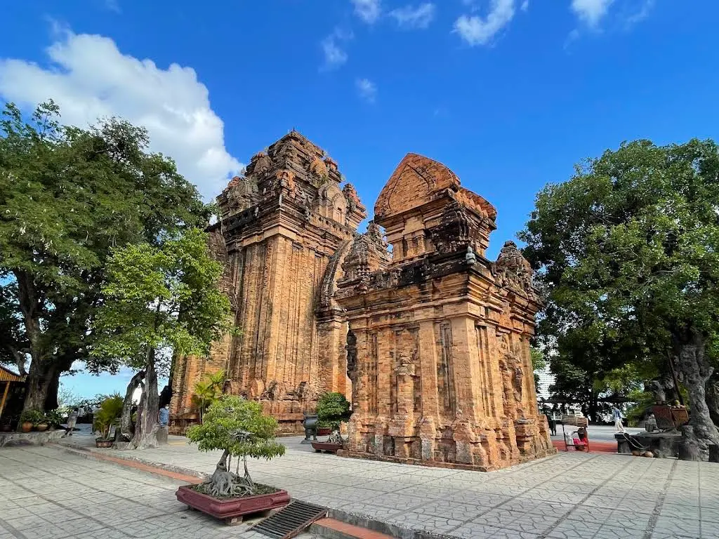 Cảnh quan kiến trúc di tích Tháp Po Nagar