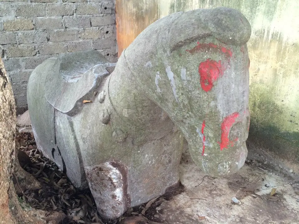 Ngựa đá bên trong Lăng họ Trần