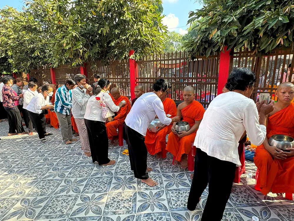 Các vị sư đang thực hiện nghi lễ khất thực, đặt bát tại Lễ hội Thắk Côn (Cúng Dừa)