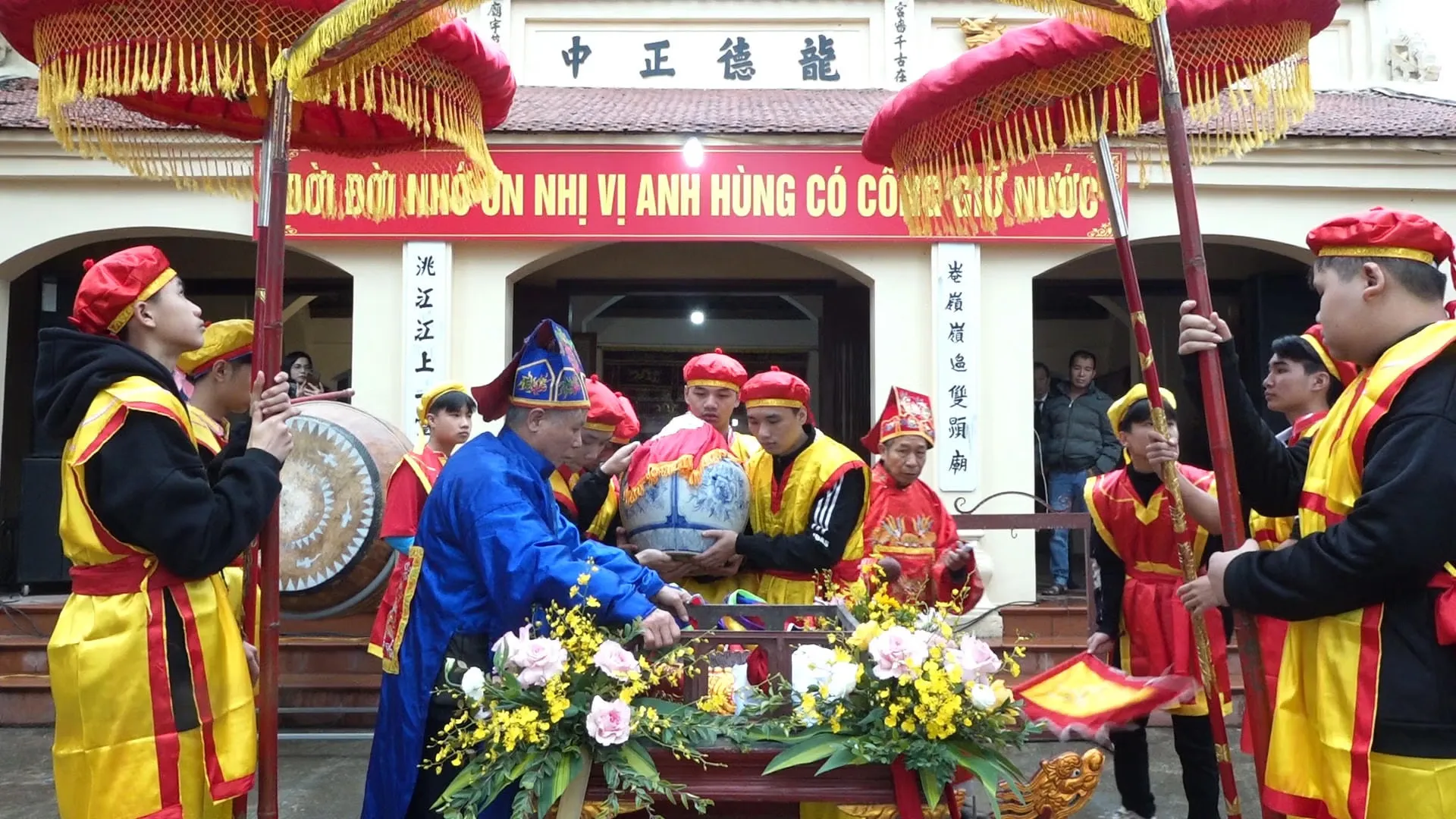 Nghi lễ rước nước từ sông Thao về Đền Nghè tại Lễ hội đền Nghè, đình Đông