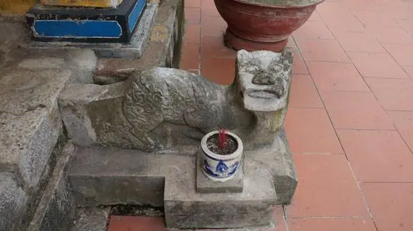 Nghê đá tại Đền Hệ