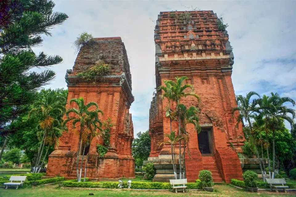 Cảnh quan kiến trúc Tháp Đôi Quy Nhơn (tháp Hưng Thạnh)