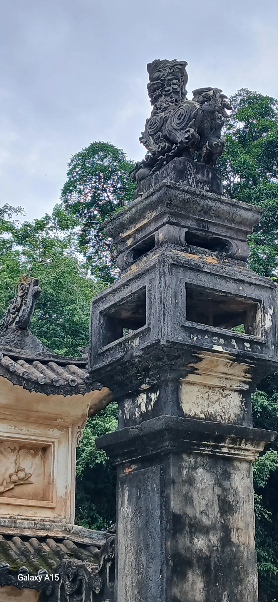 Linh vật trên cột trụ cổng đình Tiên Lữ