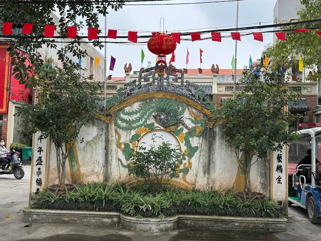 Cảnh quan bên ngoài di tích Đình Giang Cao
