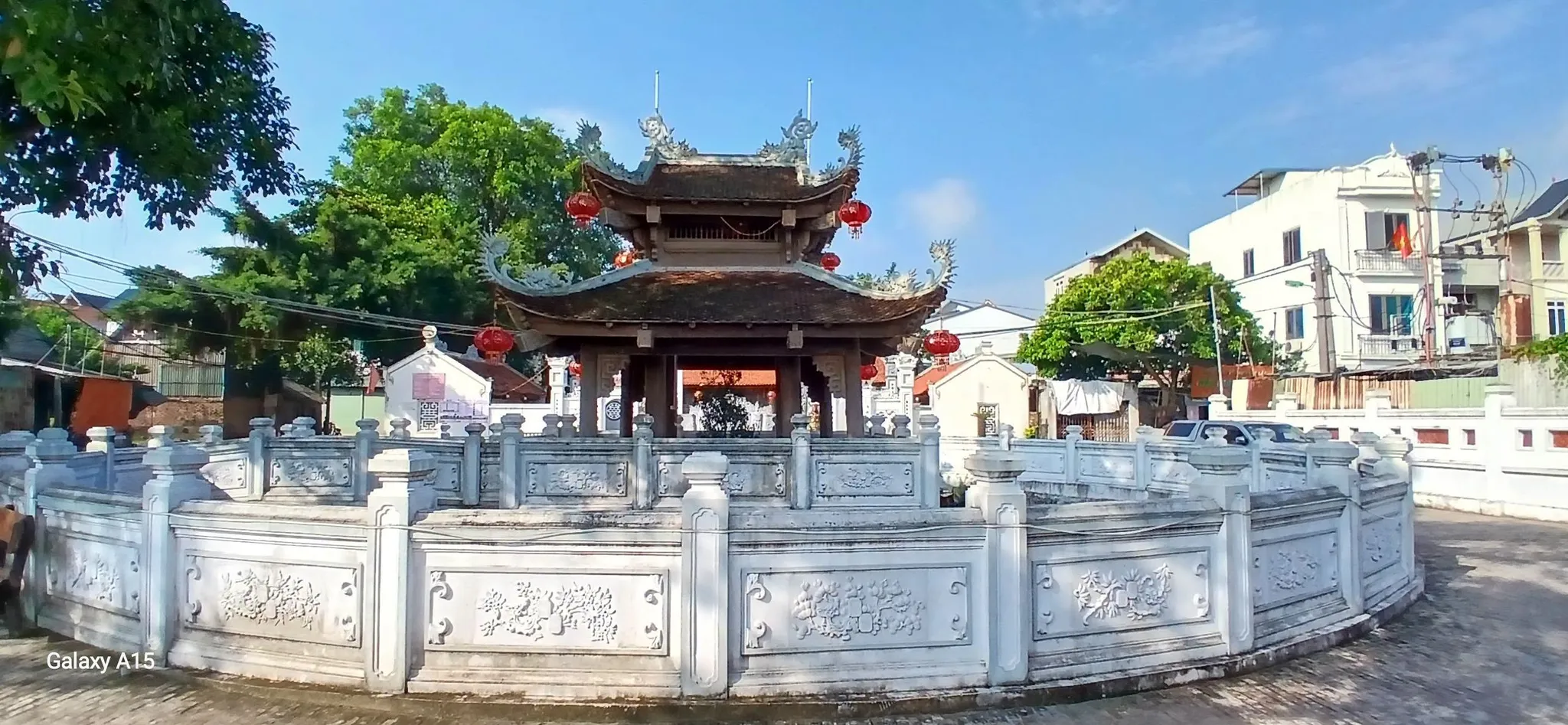 Thuỷ đình trong khuôn viên đình Phú Mỹ
