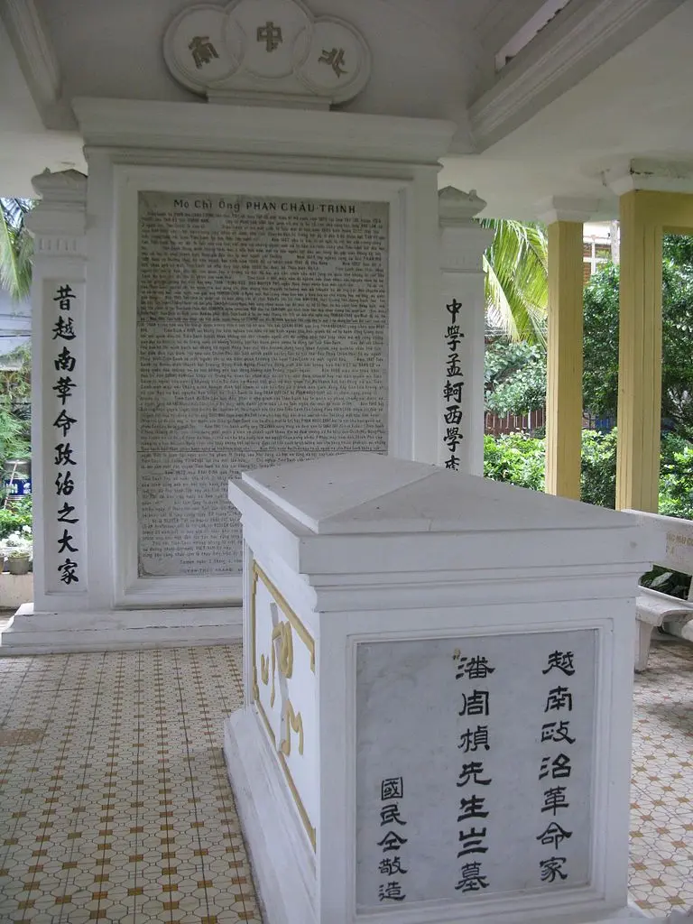 Mộ phần tại Mộ Phan Châu Trinh