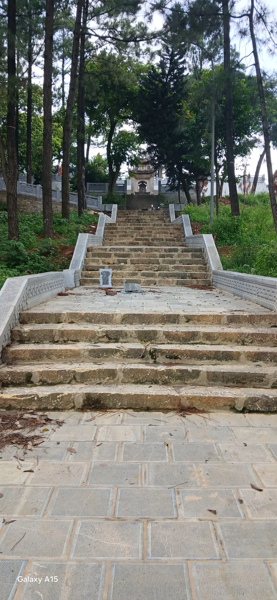 Bậc thềm lối lên chùa Trăm Gian