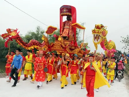 Lễ rước thành hoàng làng tại Lễ hội Chử Đồng Tử - Tiên Dung