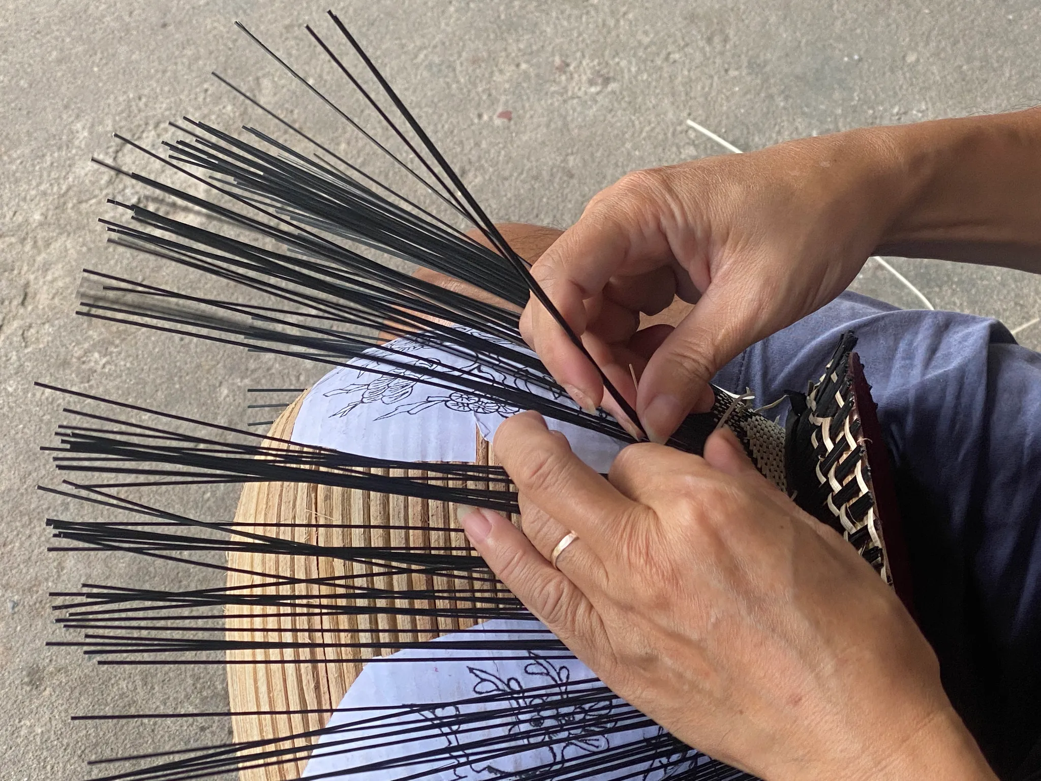 Bàn tay khéo léo của nghệ nhân với sản phẩm ấm ủ trà Làng Nghề Mây Tre Đan Thôn Phú Vinh
