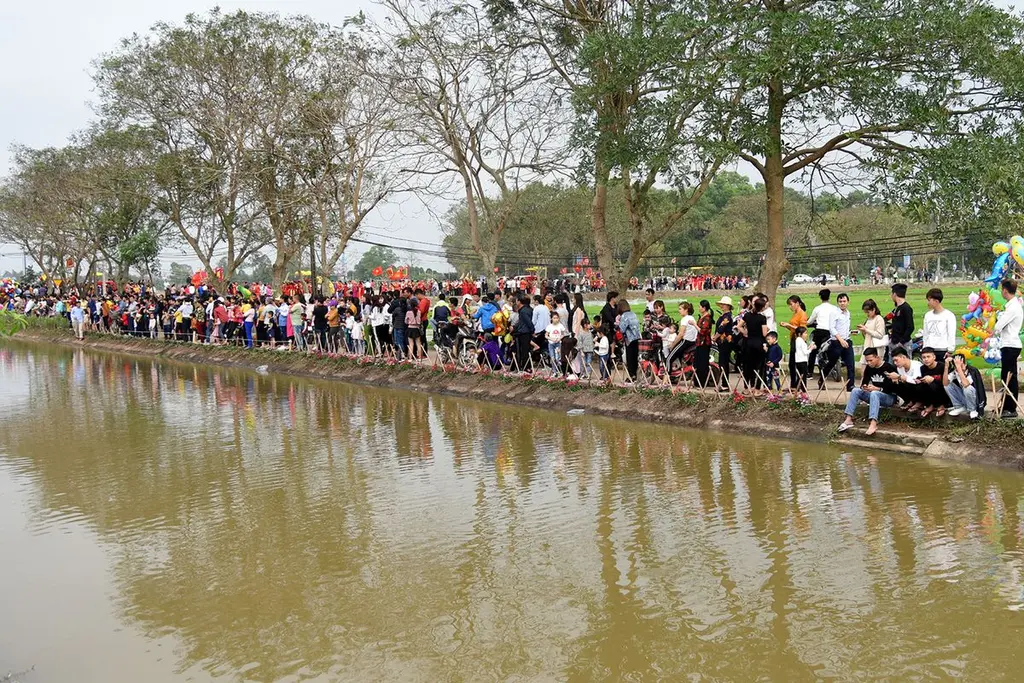 Người dân náo nức tham gia Hội Đền Sái