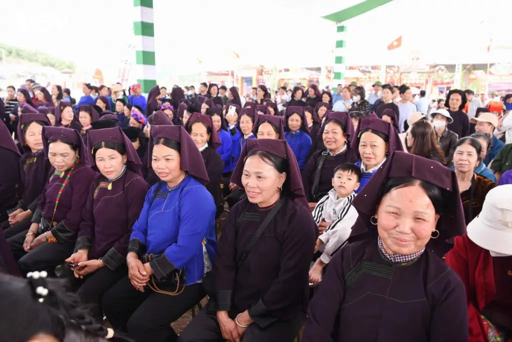 Bà con nhân dân xã Tân Sơn mặc áo đồng bào dân tộc Nùng tham gia lễ hội Sloong hao và phiên chợ Xuân vùng cao