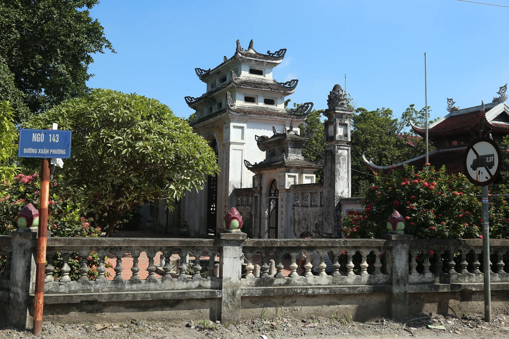 Cổng tam quan Chùa Hòe Thị (hay Hương Đỗ Tự) nhìn từ xa