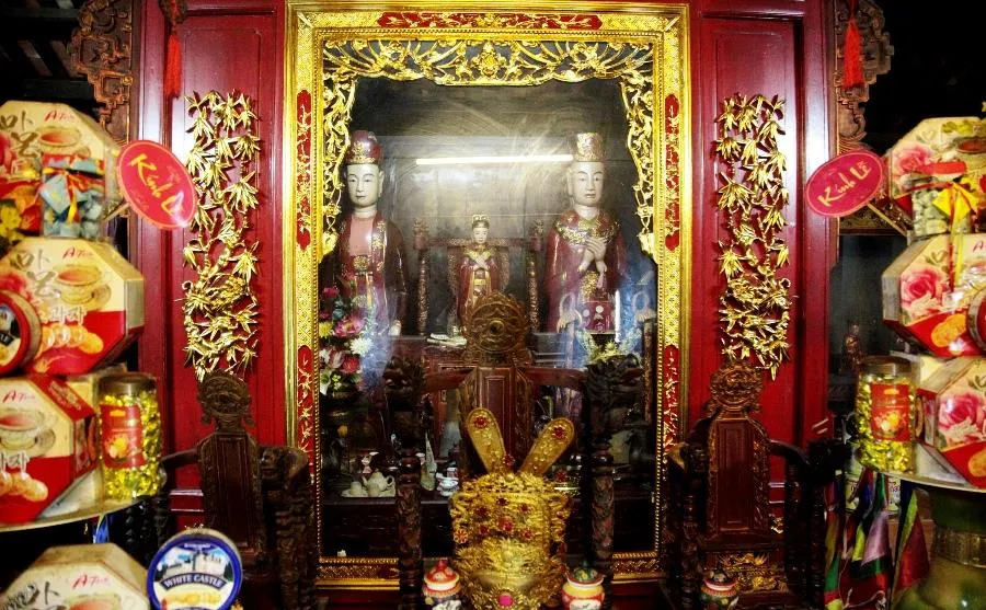 Ban thờ chính Tướng quân Phạm Bạch Hổ cùng mẫu thân và phu nhân tại Đền Mây