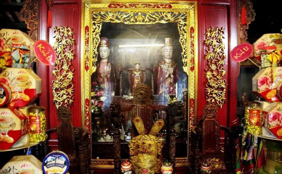 Ban thờ chính Tướng quân Phạm Bạch Hổ cùng mẫu thân và phu nhân tại Đền Mây
